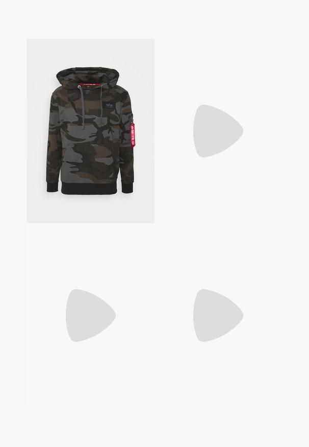 Maskáčová mikina v odstínech tmavě zelené a šedé, s přední kapsou typu kanga, kapucí na šňůrky a zipovou kapsou se světlou červenou visačkou.; Světle modré džíny s volným střihem, které mají více roztrhaných záplat a třepící se okraje. Klasický design s pěti kapsami.; Bílé tenisky Adidas Superstar s černými pruhy, špičkou ve tvaru skořápky a textem "Superstar" na boku, zobrazené v levém profilu na bílém pozadí.; Černé sluneční brýle s lesklým povrchem, obdélníkovým rámem, tmavými skly a zlatými logovými akcenty na spáncích. Dvě zlaté tečky na každém předním rohu.