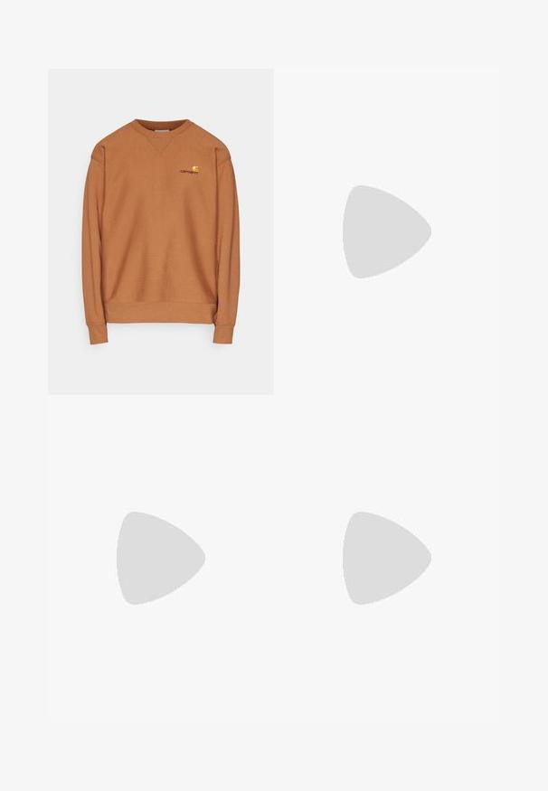Carhartt WIP AMERICAN SCRIPT - Športni pulover - hamilton brown; Črno kratkokrako majico iz bombaža z okroglim izrezom in enostavnim dizajnom, brez vzorcev ali dodatkov.; Temno modri kavbojke z visokim pasom, ravnim krojem, kontrastnim šivom in žepekami na sprednji strani.; beli usnjeni športni copat z črnimi semišo detajli, tremi črnimi črtami, bež gumijastim podplatom in zlatim logotipom "SPEZIAL" na strani.