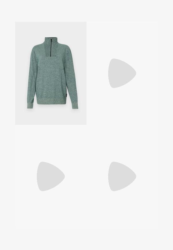 Pulover s dolgimi rokavi iz pletene tkanine z teksturirano zeleno barvo in četrtim zadrgo na visokem ovratniku, prikazan na enostavni podlagi.; Bele kratke majice s kratkimi rokavi, zložene, narejene iz bombaža. Imajo okroglo ovratnico in raven kroj. Tkanina se zdi gladka brez vzorcev.; Temno modri hlače s ožjim krojem in vzorcem črt. Zasnovane so z zadrgo, pasnimi zankami in sprednjimi žepi. Gladek teksturiran material.; Beli vezani športni čevlji, ki lebde nad leseno klopjo z zelenim rastlinjem v ozadju, prikazujejo obliko in teksturo čevlja.; Črne in srebrne sončna očala v obliki mačjih oči, z gradientnimi lečami in kovinskimi dodatki na okvirju. Plastične ročke s sivimi konicami.