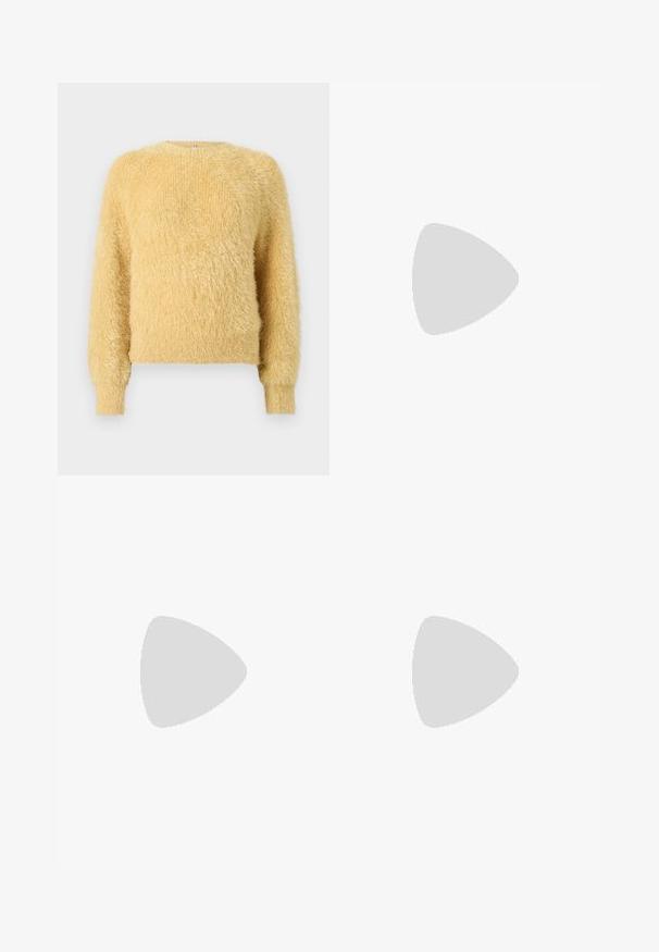 Zachte, pluizige gele sweater met lange mouwen, ribgebreide boorden en zoom, met een ronde hals en een luxe, gestructureerde breiwerk.; Witte katoenen t-shirt met een relaxte pasvorm, voorzien van korte mouwen. Klein blauw "SOURDOUGH" logo op de bovenste linkerzijde.; Wijdere jeans van lichtblauwe denim, met een elastische tailleband, een knoopsluiting en een recht gesneden ontwerp met een vervaagd effect.; Luipaardprint sneakers met een beige suède bovenkant, tan rubberen zool en witte accenten. Ronde neus en vetersluiting met een gestructureerde afwerking.