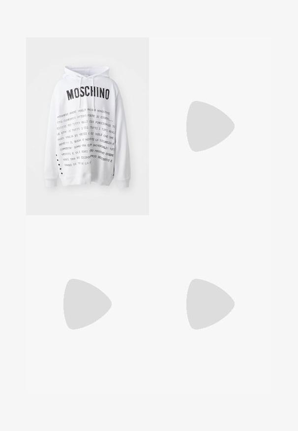 Sweatshirt branco com um grande logótipo preto "Moschino" e vários padrões de texto impresso em preto. Inclui capuz ajustável e orifícios laterais.; Calças com padrão de cobra cinza e preto, com cintura elástica e cordões ajustáveis na bainha. Feitas de um tecido macio e leve.; Sapatos de corrida masculinos em malha branca com detalhes pretos, apresentando uma sola acolchoada, design de atacadores e uma superfície texturizada para melhor aderência.; Relógio Timex com mostrador branco, números árabes pretos e caixa em tom dourado. Apresenta uma pulseira em couro castanho com textura de crocodilo e janela de data.