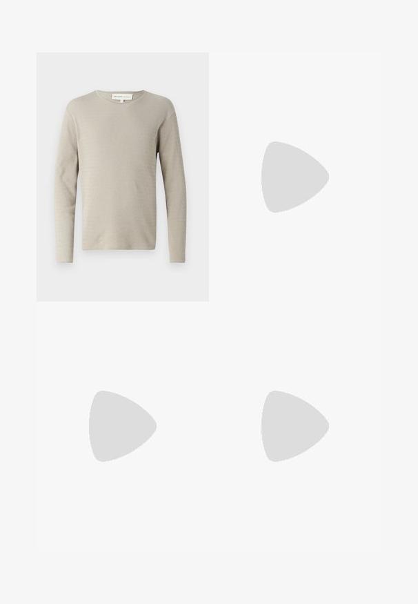 Beige långärmad tröja i strukturerad stickad tyg. Rund halsringning och ribbade ärmslut, med en subtil vågig mönstring genom hela plagget.; Svarta jeans med utsvängda ben och en blekt tvätt, fem fickor och kontrasterande sömmar, med en något vid benöppning.; Svarta läder loafers med en slät ytfinish, rund tå och dekorativ sömnad på vampen. Låg staplad klack och lätt glans.; Brun läder budväska med en platt framklaff, två remmar, gyllene detaljer och en justerbar axelrem.