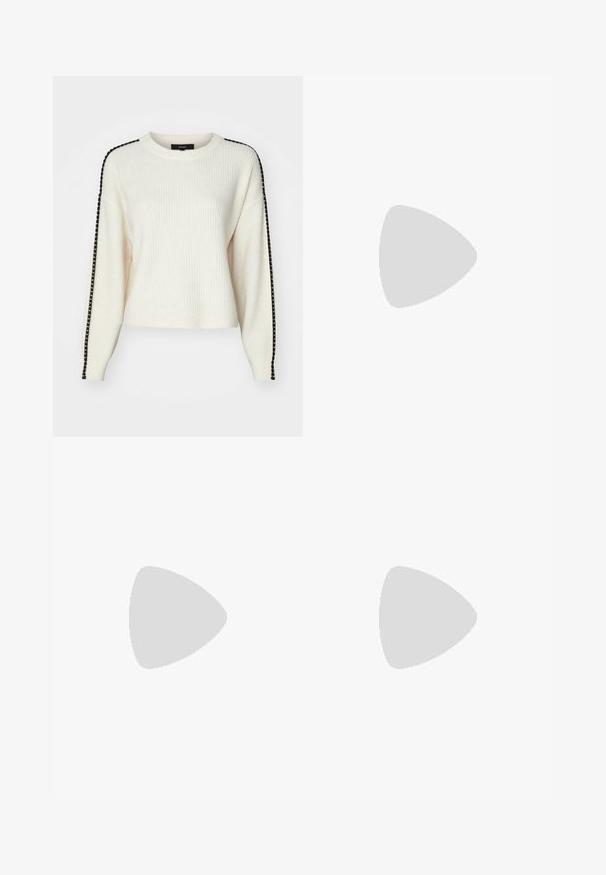 Vero Moda VMZORA O NECK - Džemperis - birch; Ziedu leopardu raksta šorti ar slāņainiem pamēriem, ar sarkanu mežģīņu jostu un mazu lenti priekšā.; Brūni ādas kovboju zābaki ar norādītu purngalu, iecirkņa papēdi un dekoratīvu izšuvumu. Iedarbina augstais uzmava un vilkšanas cilpiņa.; Kaķa acs saulesbrilles ar melnu un oranžu bruņurupuču rakstu rāmi, brūnām lēcām un elegantiem, norādītiem galiem. Rāmī ir minimālists logos uz tempļa.; Pelēka īsā krekliņš, tumši bikses un metāliskās sudraba kurpes. Tur rokās tumši brūna teksturēta soma ar sudraba sprādzi. Vienkāršs dizains un mīksti materiāli.