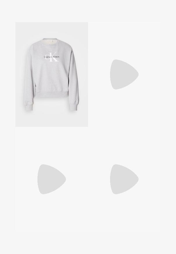 Szürke pulóver kerek nyakkal, hosszú ujjú és bordás mandzsettával. Nyomtatott logóval rendelkezik: "Calvin Klein" és "cK" fekete-fehér színben.; Egy világos kék, bő szárú farmernadrág, magas derekú, elhalványult mosással és finom batikolt mintával az elején.; Fehér alacsony szárú edzőcipő fekete saroktabbal, platform talppal, fűzőkkel és Calvin Klein "CK" logóval az oldalán.; Ezüst fülbevalók, texturált mintával, függőleges barázdákkal. Kerek forma, biztos záródással. Sima felület.