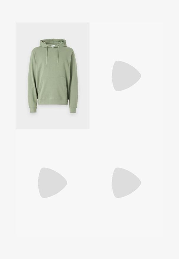 Felpa con cappuccio in cotone misto verde chiaro, con maniche lunghe, tasca a marsupio frontale e cordino per una vestibilità regolabile.; Pantaloni verde oliva chiaro realizzati in tessuto misto cotone, con una vita elasticizzata e cordoncino, e due ampie tasche laterali.; Scarpe da ginnastica navy e bianche con una tomaia testurizzata, lacci e suola in gomma, abbinate a pantaloni di denim scuro con cuciture arancioni.; Occhiali da sole tartaruga con lenti rettangolari marroni, montatura larga e sottili accenti in metallo sulle astine. Finitura testurizzata sulle braccia.