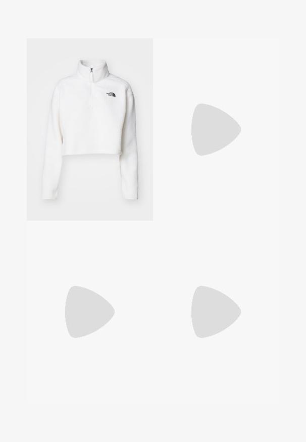 Pullover in pile bianco, corto, con colletto alto e zip frontale a metà. Presenta un logo nero sul lato sinistro del petto. Tessuto morbido e testurizzato.; Pantaloni in felpa neri a gamba larga con vita elastica, dotati di strisce bianche sui lati e un logo ricamato sulla coscia sinistra.; Sneakers neri con un design elegante, caratterizzati da tre strisce bianche, una linguetta nera e una suola in gomma marrone testurizzata. Accenti di scritte dorate.; Borsa a mano in pelle nera con due manici corti, hardware argentato, dettagli bianchi e un logo bianco. Presenta una superficie strutturata e un design compatto.