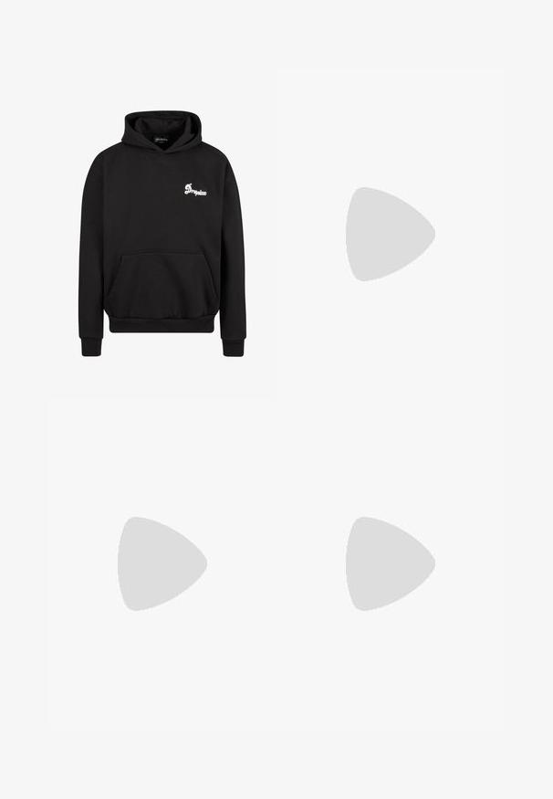 Schwarzer Kapuzenpullover aus Fleece. Mit einer Fronttasche, gerippten Bündchen und einem gestickten weißen Logo auf der Brust.; Helle blaue weit geschnittene Jeans aus Denim, mit mittelhoher Taille, fünf Taschen und einem Knopfverschluss mit einem schlanken Metallelement.; Schwarze High-Top-Sneaker mit weißen Schnürsenkeln und Gummikappe. Dicke weiße Sohle mit braunem, strukturiertem Außensohlenprofil, kombiniert mit navyblauen gestreiften Socken.; Schwarze Stofftasche mit einer strukturierten, gesteppten Oberfläche. Abgerundete Form, kurze, dicke Griffe und eine weiche, flexible Struktur.