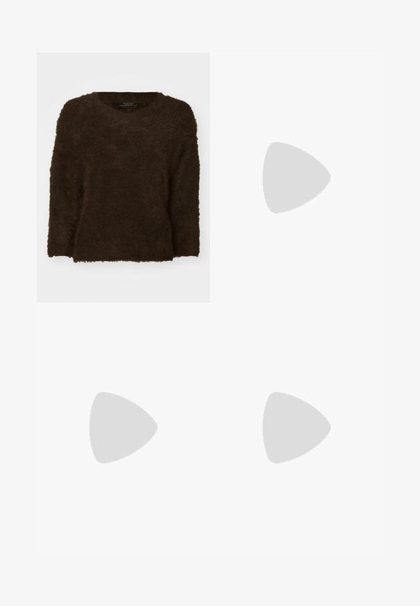 Brauner, flauschiger Pullover mit V-Ausschnitt, langen Ärmeln und strukturiertem Stoff. Der Saum ist gerade und leicht oversized. Keine sichtbaren Beschläge.; Weite Jeans in dunkelblauem Denim. Verfügt über fünf Taschen, Gürtelschlaufen und einen rohen Saum am unteren Ende mit sichtbaren Nahtdetails.; Hoher schwarzer Lederstiefel mit einer robusten Plateausohle und Blockabsatz, der über eine Zuglasche und ein strukturiertes Profil an der Außensohle verfügt.; Schwarze Lederhandtasche mit geschwungener Form, abnehmbarem Tragegurt und goldenen Beschlägen. Die Tasche verfügt über einen Deckel mit einer Schnallen-Details.