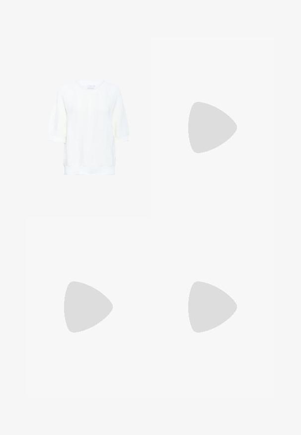 Kaffe WHITNEY - T-shirt basique - chalk; Pantalon en denim bleu clair à jambes larges, doté d'une taille élastique pour plus de confort. Texture lisse avec des coutures nettes et sans ornementations.; Sandale en cuir marron avec deux larges sangles, dotée de coutures décoratives et d'une boucle en ton doré. Design à semelle plate.; Sac à main en cuir marron avec une forme conique, des poignées robustes et des coutures blanches contrastées. Dispose d'une bandoulière amovible pour plus de polyvalence.
