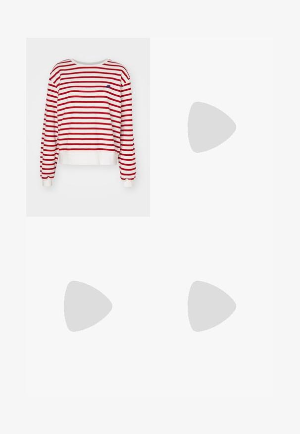 Sudadera a rayas rojas y blancas con mangas largas, cuello redondo y ribete acanalado. Presenta un pequeño logo azul en el pecho.; Jeans acampanados de color azul claro hechos de denim, con una cintura alta, cinco bolsillos y un cierre de botón. Textura suave con acabado desgastado.; Zapatos de plataforma de cuero negro con un tacón cuadrado grueso, punta redonda y diseño tradicional de cordones. Presenta una textura suave y un detalle minimalista.; Bolso tote de cuero negro con textura lisa, forma rectangular y dos asas largas. Sin herrajes ni adornos visibles.