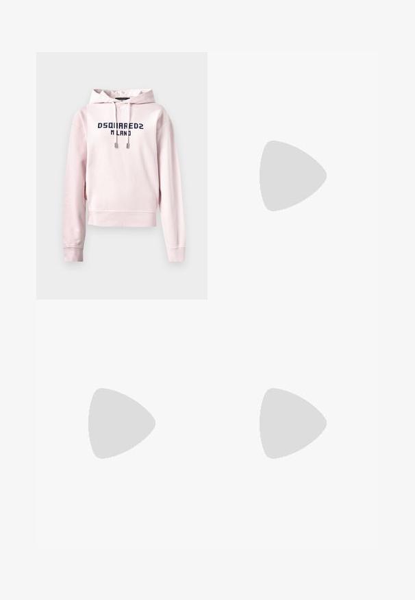 Ružový skrátený mikina vyrobená z mäkkej látky, s predným grafickým motívom v námorníckej farbe, na ktorom je nápis "DSQUARED2 MILANO". Nastaviteľná šnúrka na kapucni.; Biele široké nohavice vyrobené z bavlny s hladkou textúrou. Obsahujú predný gombík, zips a dizajn so štyrmi vreckami.; Čierne kožené čižmy do výšky kolien s špicatou špičkou a úzkym stiletto podpätkom. Hladká textúra s priliehavým dizajnom a prešitím na vrchnom okraji.; Čierna kabelka z kože s embosovaným hadím vzorom, zakriveného tvaru, so zlatými kovovými doplnkami, nastaviteľným popruhom a detailom loga na prednej strane.