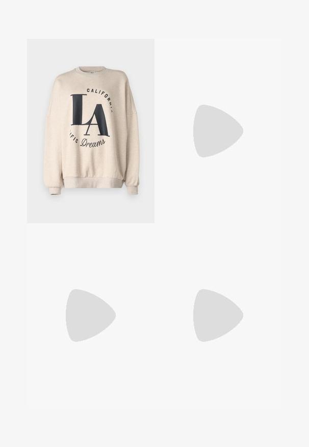 Sudadera beige con cuello redondo y hombros caídos. Presenta una gran impresión de "LA" en azul oscuro y el texto "California Pacific Dreams".; Pantalones negros de pliegues con una cintura elástica. Presentan piernas anchas y una tela suave y texturada con rayas verticales.; Sandalias de tacón de charol negro con punta cuadrada, correas en el tobillo y hebillas plateadas. Presentan un tacón grueso para mayor estabilidad.; Bolso de piel negra con forma curva, correa desmontable y herrajes dorados. El bolso cuenta con una solapa con un detalle de hebilla.