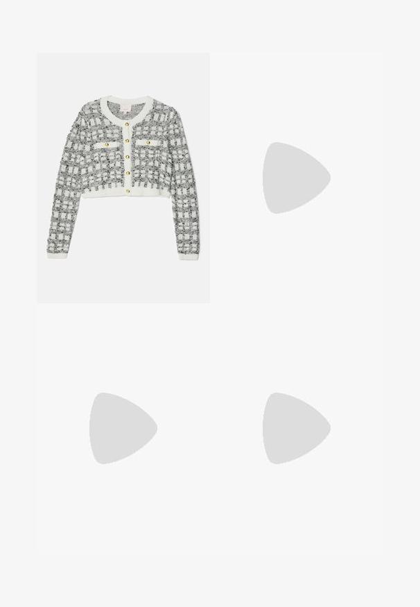 Cardigan au crochet noir et blanc avec un motif à carreaux, col rond, boutons dorés et deux poches avant. Design cropped.; Pantalon noir en tissu lisse avec taille haute, jambes larges, plis à l'avant et passants de ceinture classiques. Pas de poches latérales visibles.; Chaussure slingback en cuir noir avec un bout pointu, des sangles décoratives avec œillets en métal et un petit talon carré. Surface texturée.; Sac à main en cuir noir avec un design structuré, deux poignées supérieures, une bandoulière amovible, des accessoires en or et un pendentif avec le logo.