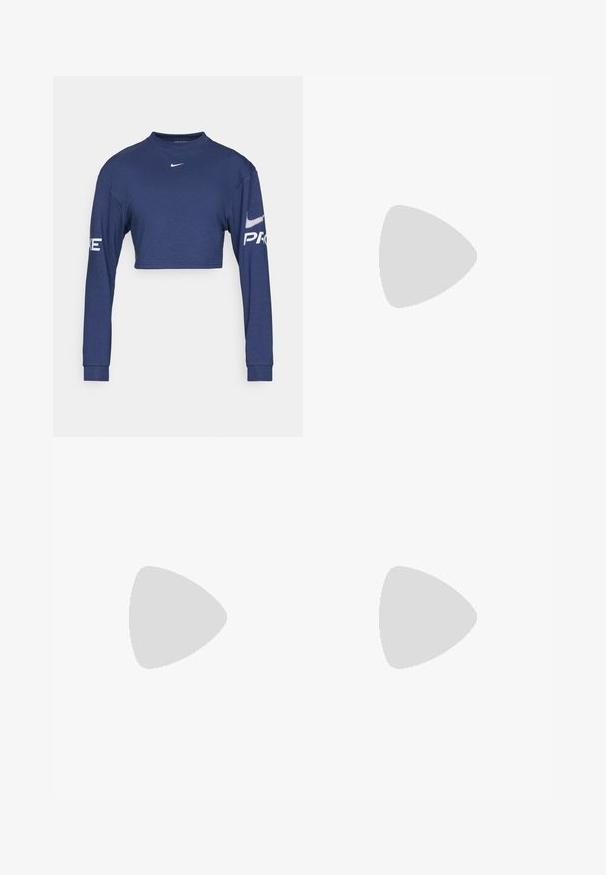 Tengerészkék, rövidre szabott, hosszú ujjú póló, amely szövetből készült, kerek nyakrésszel és fehér "PRO" felirattal, valamint logónyomattal az ujjakon.; Fekete, pánt nélküli ruha rugalmas anyagból, oldalt ráncolással és bővült szegéllyel. Sima textúra, testhez simuló fazon.; Barna bőr, térd feletti csizmák kerek orral, textúrázott felülettel, bokapánttal és ezüst hardware részletekkel; rétegezett sarokkal.; Ezüst színű fülbevaló szett: két ovális stud és két félhold alakú karika, fényes, sima felülettel és kerekdeden formával.