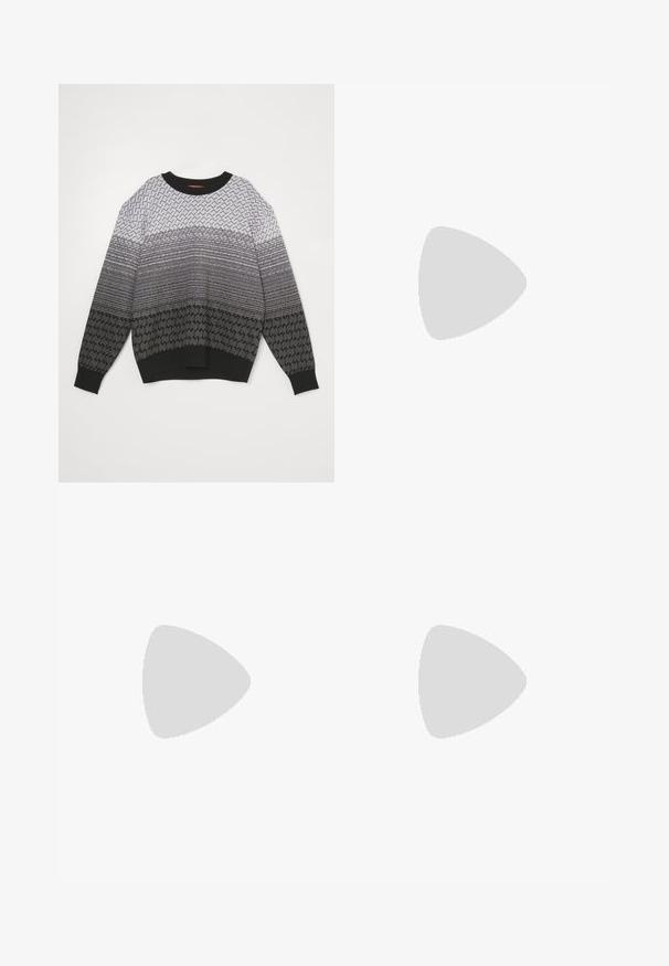 Missoni CREWNECK - Džemperis - black/white; Pelēkās sporta bikses, kas izgatavotas no kokvilnas sajaukuma, ar elastīgu jostu, sašaurinātiem piedurknēm un iecirstiem apakšgaliem. Vienkāršs dizains bez rakstiem.; Baltas ādas sporta apavi ar perforācijām, apaļu purngali, plakanu zoli un biezām šņorēm, ar redzamu swoosh logo un vārdu "AIR" uz papēža.; Melnas auduma siksnu mugursoma ar gludu tekstūru, ar izliekta dizaina, ar rāvējslēdzēju, un uz priekšu ir balts logo.
