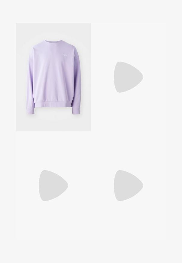 Felpa a girocollo lilla chiaro, realizzata in materiale morbido. Presenta polsini e orlo a coste, con un piccolo logo Nike ricamato sul davanti.; Etichetta con testo multilingue, simboli di cura e icone di riciclo, stampata su un materiale morbido simile a stoffa di colore chiaro.; Mocassino in pelle nera con un'accento a frange, dotato di una suola nera spessa e cuciture gialle lungo il bordo. Finitura testurizzata.; Collana in metallo argentato a tre strati caratterizzata da catene sottili e flessibili con una leggera lucentezza, fissata con un gancio a molla e una catena regolabile.