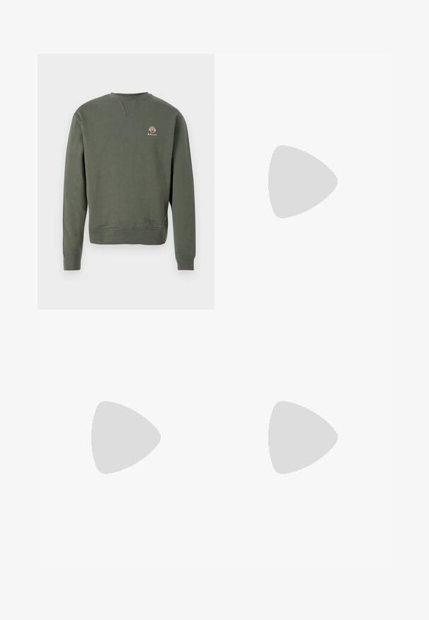 Olivegrüner langärmeliger Rundhals-Sweatshirt mit einem kleinen mehrfarbigen Bally-Logo auf der linken Brust.; Dunkelblauses T-Shirt mit strukturiertem Muster, Rundhalsausschnitt und kurzen Ärmeln. Dezentem Logodetail auf der Brust, aus weichem Baumwollstoff.; Schwarze, hoch taillierte Hose mit weitem Bein, aus glattem Stoff. Verfügt über vorne gelegte Falten und Gürtelschlaufen. Minimalistisches Design, ohne sichtbare Beschläge.; Schwarze Ledersneaker mit niedrigem Profil, abgerundeter Zehe und Schnürverschluss; ausgestattet mit einer strukturierten Gummisohle und Logo-Detail an der Ferse.