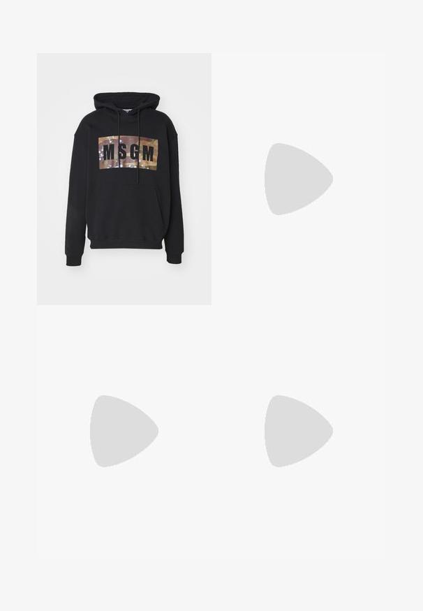Felpa nera con cappuccio e tasca a marsupio, con un logo rettangolare in stampa camouflage con "MSGM" in caratteri grassetto e prominenti.; Maglietta nera a maniche lunghe con colletto tondo. Realizzata in tessuto morbido, presenta un design semplice e una vestibilità normale senza alcun motivo o accentuazione visibili.; Pantaloni neri su misura con una texture liscia, caratterizzati da pieghe frontali, gambe dritte e tasche laterali. Design semplice e colore uniforme.; Sneaker bianco con accenti in camoscio, punta rotonda, lacci piatti e suola in gomma crema. Presenta un marchio verde sul tallone.