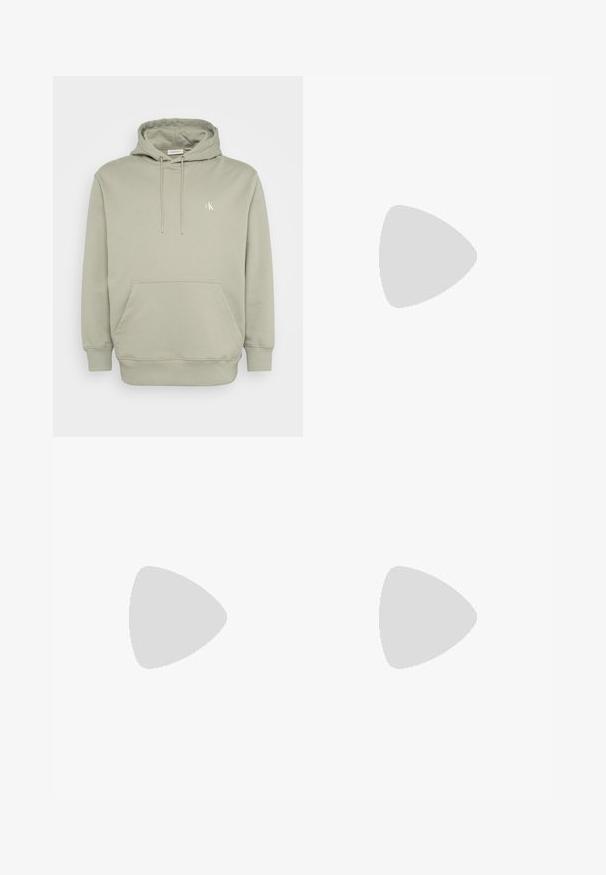 Jasnozielona hoodie wykonana z miękkiego materiału, z przednią kieszenią, regulowanymi sznurkami i małym haftowanym logo na klatce piersiowej.; Biała bawełniana koszulka z krótkimi rękawkami, okrągłym dekoltem i małym czarnym logo "Calvin Klein" nadrukowanym z przodu.; Granatowe dżinsy o prostych nogawkach z delikatnym wyblaknięciem na udach i zapięciem na guzik w pasie, zaprezentowane na białym tle.; Białe sneakersy z gładkiego materiału, sznurowanym zapięciem, teksturowaną gumową podeszwą oraz turkusowym akcentem przy pięcie, w połączeniu z jasnoniebieskimi dżinsami.