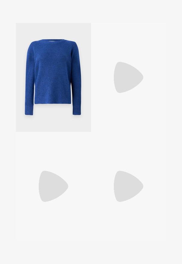 Blå strikket sweater med rund hals, lange ærmer og en blød tekstur. Har en let løs pasform og ribbede manchetter ved ærmerne.; Lyseblå, vide bukser lavet af glat stof. Har en knaplukning, to forreste lommer og en løstsiddende pasform med pressede detaljer.; Hvide højhælede sandaler med en kraftig hæl, der har et stropdesign og ankelbinding. Glat tekstur med en platform foran for ekstra højde.; Hvid skuldertaske med en tekstureret overflade, et centralt spænde og en buet form. Lynlåslukninger på begge sider.