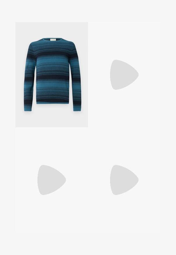 Blau- und marineblauer gestreifter Pullover mit langen Ärmeln, rundem Ausschnitt, strukturiertem Stoff und detaillierten Strickmustern throughout.; Set aus fünf T-Shirts in Schwarz, Weiß und Marineblau. Baumwollstoff, kurze Ärmel, Rundhalsausschnitt und schlichte Textur ohne Muster.; Grüne gemusterte Hosen mit einem Schlangenmusterdruck in Brauntönen und Orange, gerade geschnitten und mit einer glatten Textur.; Schwarze Lederloafer mit glatter Oberfläche, abgerundetem Zehenbereich und einem kleinen dekorativen Riegel. Ausgestattet mit einem niedrigen, gestapelten Absatz und einem dezenten Markenlogo.