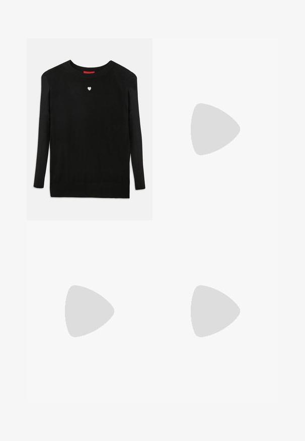 Svart stickad tröja med långa ärmar, rundad halsringning och ett litet vitt hjärta på bröstet. Mjuk textur och ribbade ärmslut och nederkant.; Svarta vida byxor med en slät textur, med hög midja och centrala veck. Inga synliga mönster eller hårdvarudetaljer.; Svarta lackläders högklackade skor med fyrkantig tå, ankelrem och kraftig klack. Inkluderar perforerad detaljering längs kanten.; Brun texturerad läder crossbody-väska med guldkedja och klaffstängning. Framsidan har logotypdetalj och en ficka under klaffen.