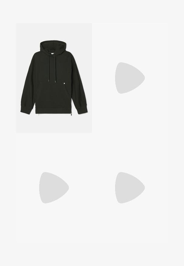 Kapuzensweatshirt in Dunkelgrün, mit einer Fronttasche, Zugbändern und einem Reißverschlussdetail am Saum. Hergestellt aus weichem, strukturiertem Stoff.; Schwarzes Baumwoll-T-Shirt mit Rundhalsausschnitt, kurzen Ärmeln und einem rechteckigen weißen Etikett mit Zahlen und einem grafischen Design.; Cargo-Hosen aus dunkelgrünem Material, mit mehreren Seitentaschen, geradem Schnitt und einem Reißverschluss am Knöchel für eine verstellbare Passform.; Weiße Sneakers mit einer strukturierten Lederoberfläche, abgerundeter Zehenpartie und schwarzem Fersenakzent. Gummisohle mit kleinem Profilmuster und genähten Details.