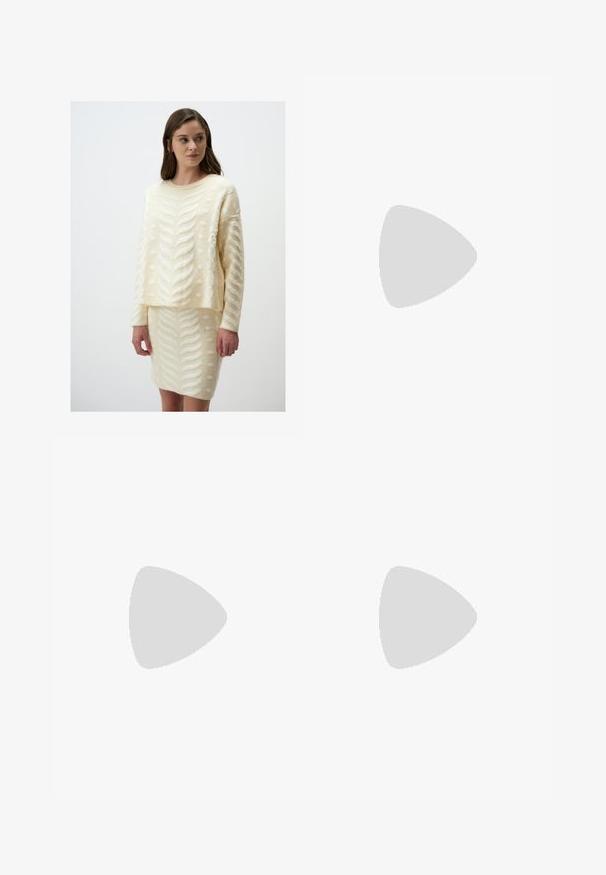 Completo maglione e gonna color crema a maglia con motivi a foglia in rilievo e pois, maniche lunghe e vestibilità rilassata. Tessuto morbido e strutturato.; Pantaloni neri a gamba larga realizzati in tessuto liscio, con zip frontale e due tasche laterali, dal taglio sartoriale e design minimalista.; Sandal con zeppa kitten nera in pelle, con sottili cinturini, fibbia dorata e una minimalista fascetta per le dita su sfondo bianco.; Borsa a tracolla in pelle nera con design strutturato, manico superiore e dettaglio in metallo dorato sulla parte frontale. Texture liscia, cuciture minime.