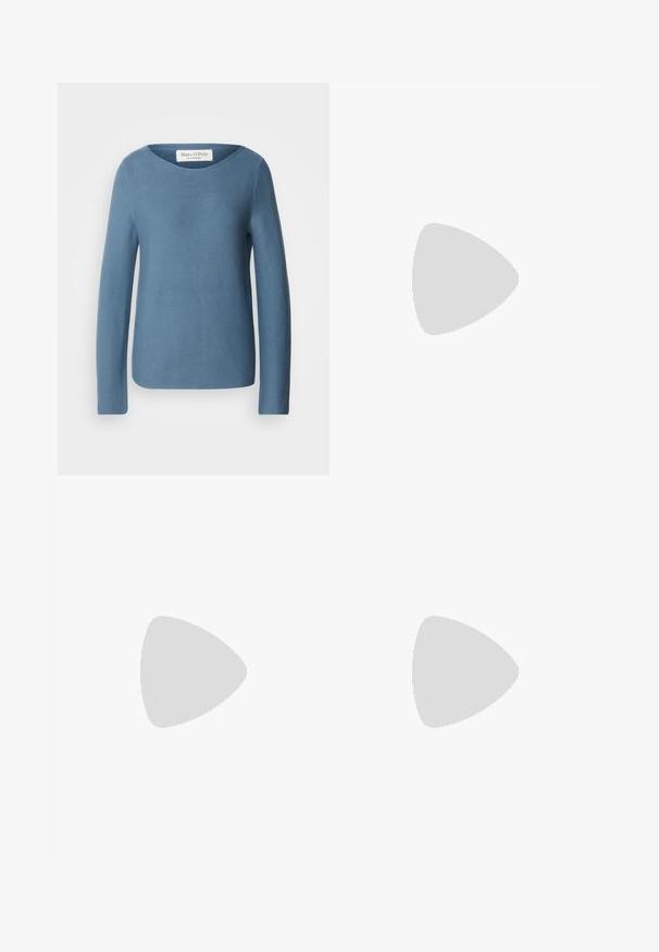 Marc O'Polo LONGSLEEVE BOAT NECK - Strickpullover - hazy blue; Hellblaue weite Jeans aus Denim. Mit hoher Taille, Knopfschluss und sichtbaren Nähten. Auf der Vorderseite sind keine Taschen sichtbar.; Schwarze Leder-Slidesandalen mit zwei verstellbaren silbernen Schnallen, Korkfußbett und strukturiertem Gummi-Außensohle für Grip. Flaches Design.; Schwarze Leder-Shopper-Tasche mit zwei langen Griffen, einer glatten Textur und einer strukturierten Form. Verfügt über eine Vordertasche für zusätzlichen Stauraum.