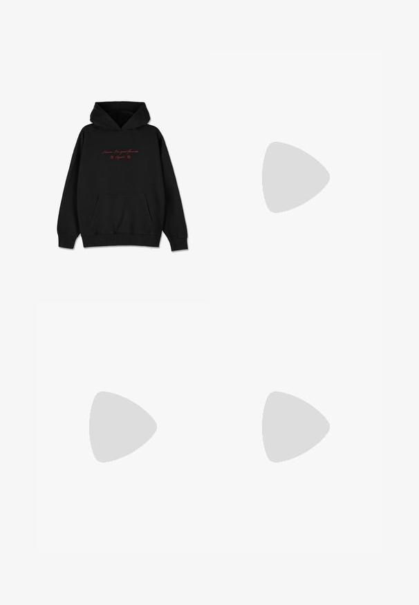 Hanorac negru dintr-un material moale, cu buzunar frontal, manșete ribbate și text brodat roșu cu accente florale pe piept.; Tricou alb cu mânecă scurtă, fabricat din bumbac moale, având un guler rotund și o siluetă ajustată. Fără modele sau embellishementuri vizibile.; Pantaloni de trening gri deschis, cu o croială lejeră, talie elastică, șnur și buzunare laterale; realizați dintr-un material moale, texturat.; Pantof de atletism Nike în alb și roz deschis. Prezintă un superior din plasă și o talpă curbată distinctivă cu amortizare de aer vizibilă.