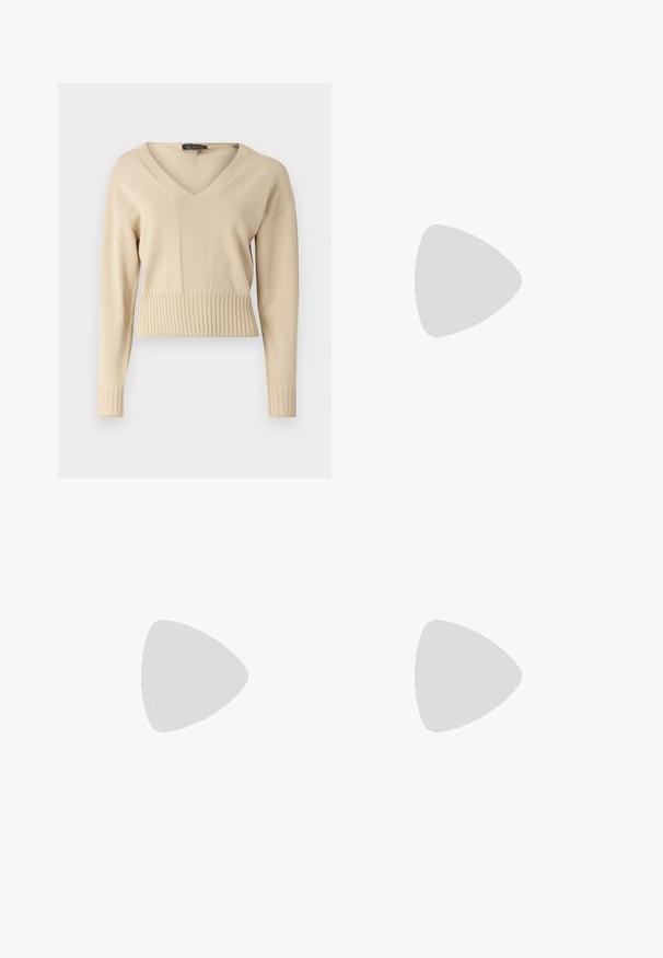 Pull en maille beige présentant un col en V, des manches longues et des bords côtelés. Le tissu a une texture lisse.; Jean en denim bleu clair avec taille haute, dotés d'un zip couvert de boutons décoratifs, design à jambe droite et ourlets effilochés.; Ballerines en cuir noir avec un bout rond, texture lisse, détails de couture minimalistes et design de semelle flexible.; Sac à main en cuir marron avec une fermeture à rabat, des accents en métal doré, une bandoulière et une texture lisse. Forme rectangulaire compacte.