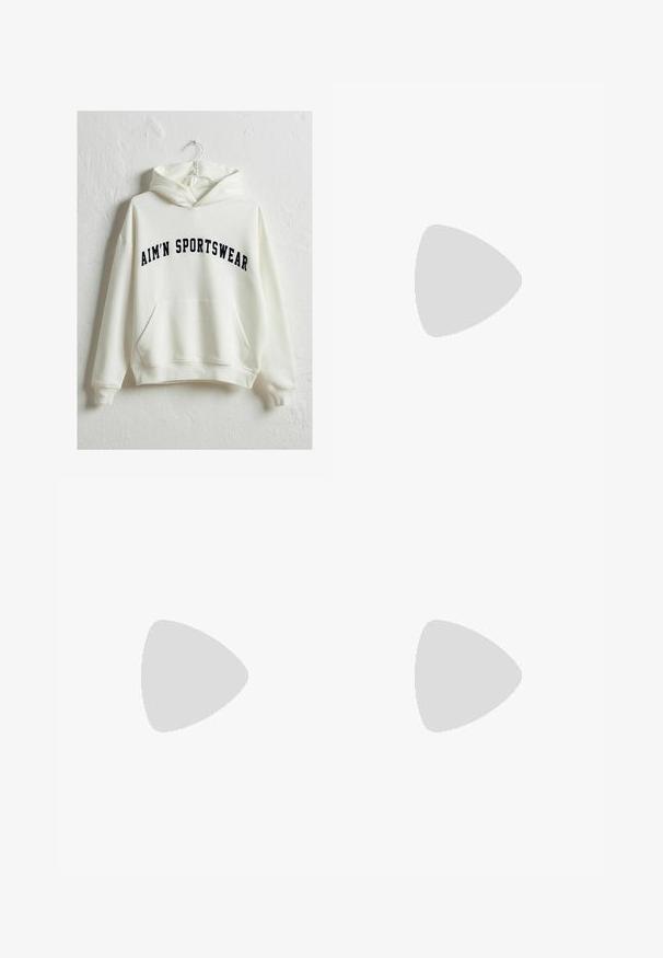 Sudadera con capucha crema que presenta un bolsillo frontal tipo canguro y texto en color navy "AIM'N SPORTSWEAR" en un estilo arqueado. Tejido suave, corte relajado.; Top deportivo negro cortado con mangas cortas, que presenta un logo de Nike en blanco y una banda texturizada con "NIKE" en un patrón en el dobladillo.; Pantalones cortos deportivos negros, hechos de un tejido ligero y suave. Cuentan con una cinturilla elástica, cordón y un pequeño logo blanco en la parte inferior derecha.; Zapatos deportivos elegantes en amarillo pálido y blanco, con materiales de malla y sintéticos, una forma redondeada y suelas texturizadas.