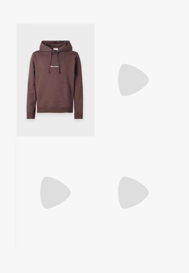 Hanorac cu glugă de culoare maro, cu un buzunar tip cangur în față, glugă cu snur ajustabil și text brodat pe piept. Material din amestec de bumbac.; Jeans din denim albastru cu picioare drepte și umplutură decolorată, având un design cu cinci buzunare, nasture metalic și bucle pentru curea. Material structurat, de greutate medie.; Sneaker alb cu accente negre și gri, având un capac de vârf gri texturat, talpă din cauciuc negru și șireturi plate albe. Design elegant, stil minimalist.; Geantă de umăr din piele neagră cu închidere cu fermoar, având un corp texturat, cusături albe și o curea cu ochiuri argintii.