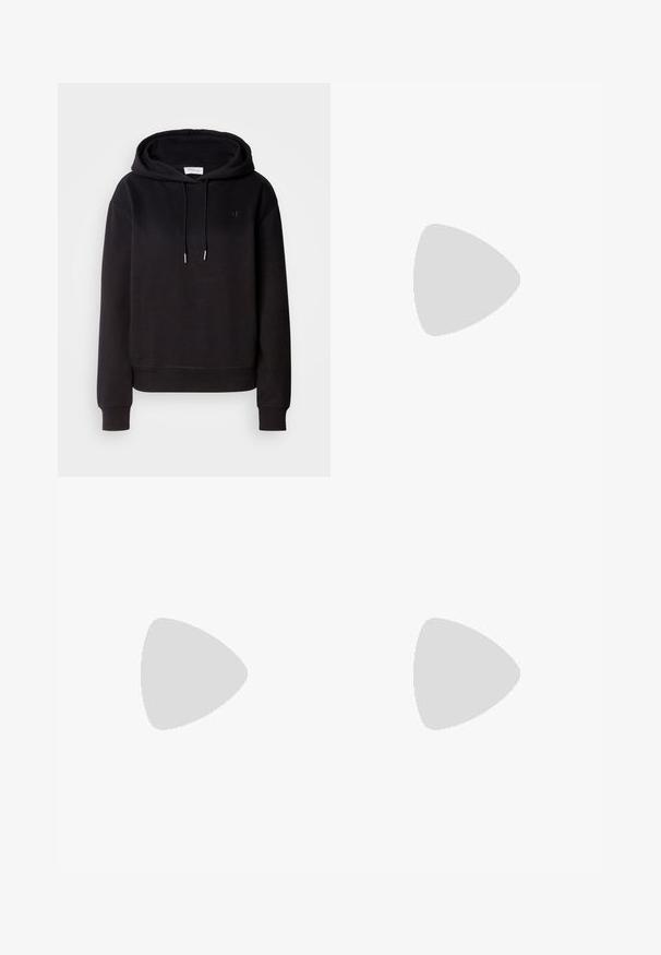 Felpa nera con cappuccio, dal taglio rilassato, con coulisse e logo ricamato sul petto. Tessuto morbido e polsini e orlo a coste.; Jeans a gamba larga di un blu chiaro, realizzati in denim, con vita alta, lavaggio sbiadito e un sottile motivo tie-dye sulla parte anteriore.; Sneaker bassa bianca con tassello nero sul tallone, suola a piattaforma, lacci e logo "CK" di Calvin Klein sul lato.; Calvin Klein STATEMENT LINKS - Orecchini - silver-coloured