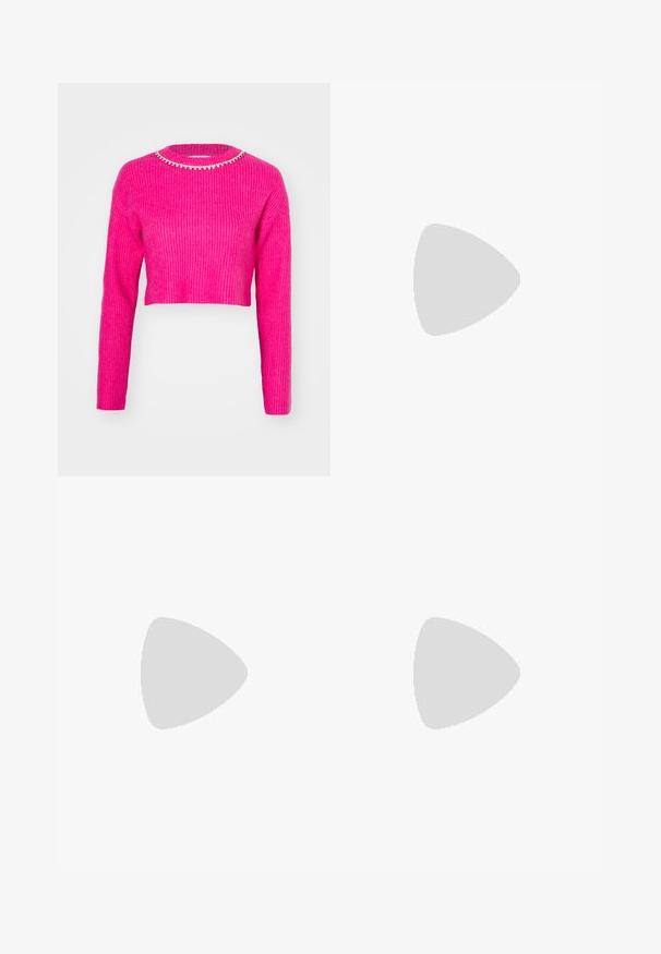 Fuchsiový skrátený sveter z ryhľovanej pleteniny, s dlhými rukávmi a okrúhlym výstrihom ozdobeným trblietavým korálkovým detailom.; Čierne vyšívané šaty s vysokým golierom, predným zapínaním na gombíky, dlhými rukávmi a volánovým lemom. Obsahujú výstrihy s kvetinovými a geometrickými vzormi.; Čierna kožená bojová topánka s okrúhlou špičkou, šnurovaním na prednej strane a pútkom pri členku. Má hrubú gumovú podrážku pre trvanlivosť.; Čierne slnečné okuliare v štýle mačacích očí s matným povrchom, s elegantným dizajnom a jemne zakrivenými hranami, umiestnené na pozadí modela v tmavom oblečení.; Strieborné kruhové náušnice s hladkým, lesklým povrchom. Kolový tvar a bezpečné klikanie na uzatváranie. Ľahký dizajn vhodný na každodenné nosenie.