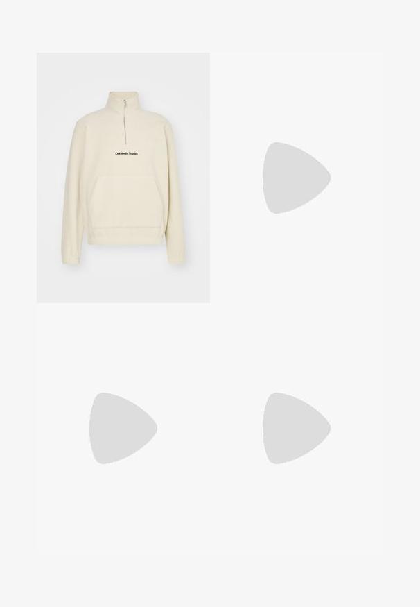 Cremefarvet fleece-pullover med høj krave, lynlås og frontlomme. Har "Originals Studio"-logo i sort. Blød tekstur.; Hvid bomulds t-shirt med korte ærmer, rund halsudskæring, afslappet pasform, og ingen synlige logoer eller mønstre. Glat tekstur og minimalistisk design.; Høj talje, løstsiddende jeans i falmet sort denim. Har fem lommer, bæltestropper og et rent, lige ben design.; Grå og hvid sneaker med en overdel i ruskind og læder, rund tå, flade snørebånd og en gummisål med en gummifarvet detalje.
