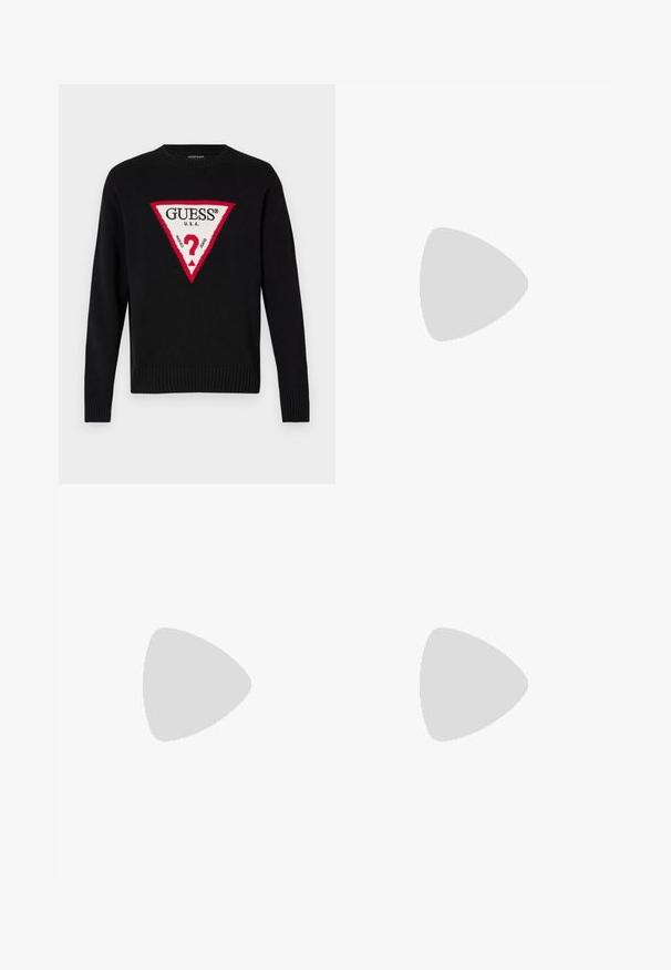 Maglione nero lavorato a maglia con un grande triangolo rosso e testo bianco che recita "GUESS® U.S.A." e un motivo centrale a punto interrogativo. Polsini e orlo a costine.; Pantaloni neri su misura con una vestibilità dritta, realizzati in tessuto liscio. Presentano passanti per cintura e dettagli di piega lungo la parte anteriore.; Sneaker bianche in pelle con finitura liscia, punta arrotondata, lacci piatti e suola texturizzata. Accento in suede grigio sul tallone.; Occhiali da sole trasparenti in plastica con lenti rettangolari marroni, dotati di sottili aste trasparenti e dettagli in metallo sulle tempie.