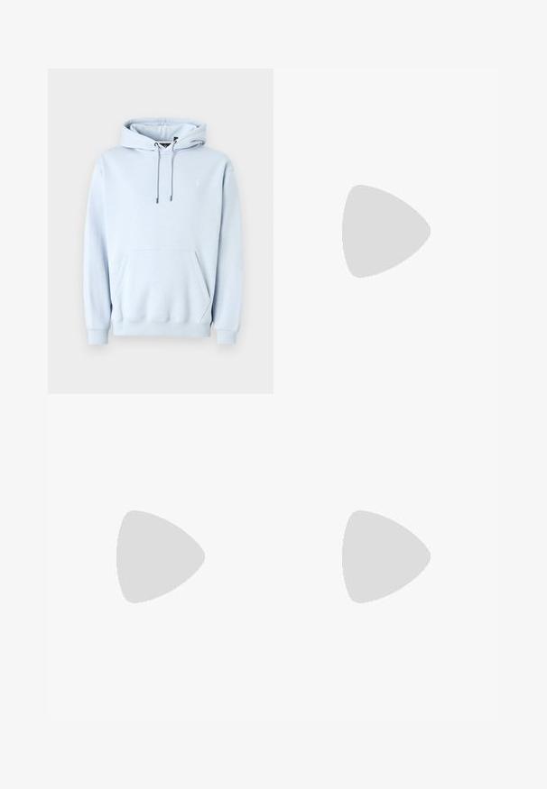 Helle blaue Kapuzenjacke aus weichem Material, mit einer vorderen Kängurutasche, Kordelzugkapuze und gerippten Bündchen sowie Saum. Kleines Logo auf der Brust.; Weißes Baumwoll-T-Shirt mit kurzen Ärmeln, Rundhalsausschnitt und lässigem Schnitt. Glatte Textur ohne sichtbare Muster oder Akzente.; Schwarze Hose mit plissiertem Vorderdesign, aus glattem Stoff gefertigt. Mit Knopfverschluss und Gürtelschlaufen; gerade Passform.; Schwarze Wildledersneaker mit weißen Schnürsenkeln und drei weißen Streifen. Verfügt über ein kreisförmiges schwarzes Logo auf der Zunge und eine Gummisohle.; Metallgestellte Sonnenbrille mit ovalen grünen Gläsern. Dünner silberner Metallrahmen und schwarze Ohrstücke. Minimalistisches Design, keine sichtbaren Logos.