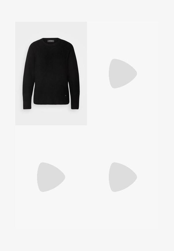 Mos Mosh TAMMY THORA - Strickpullover - black; Schwarze Hose mit geradem Schnitt, die auf der Vorderseite Falten hat, eine glatte Textur und seitliche Taschen bietet. Der Bund hat eine Standardhöhe.; Schwarzer Lackleder-Pumps mit spitzer Zehenform und Blockabsatz. Verfügt über einen dekorativen Riemen und eine Schnallendetail auf dem Vorderblatt.; Schwarze Handtasche mit strukturierter Form, glatter Textur und einem metallischen Verschluss. Kombiniert mit weiten schwarzen Hosen und offenen Sandalen auf einem Holzboden.