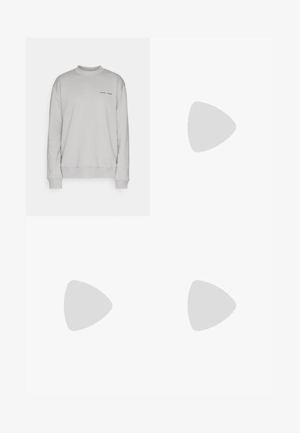 Samsøe Samsøe NORSBRO CREW NECK - Mikina - ultimate gray; Čierne bavlnené tričko s klasickým okrúhlym výstrihom, krátkymi rukávmi a dvoma malými bielymi logami "SAMSØE" na ľavej strane hrudníka.; Čierne džinsy s rovnými nohavicami, vysokým pásom a klasickým päťvreckovým štýlom. Majú čistý vzhľad a pevné švy.; Čierne kožené šnurovacie topánky s hrubou, zúbkovanou čiernou gumovou podrážkou a žltým prešívaním pozdĺž okraja, s hladkým povrchom.
