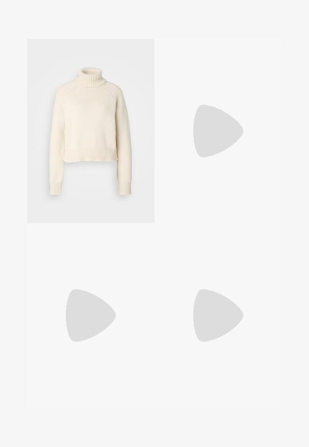 Cremefarvet turtleneck sweater, cropped design, ribbet halskant og kant, tekstureret strikket stof, lange ærmer med tætsiddende manchetter.; Højtaljede sorte denim jeans med en bred benklip, fem-lomme design og synlig syning. Stoffet har en glat, let tekstureret finish.; Sorte patentlæder slingback hæle med spids tå og en geometrisk blok hæl. Har et elegant, minimalistisk design og en glat tekstur.; Sort læder hobo taske med en glat overflade, buet form og en enkelt justerbar rem; har en bred åbning øverst.