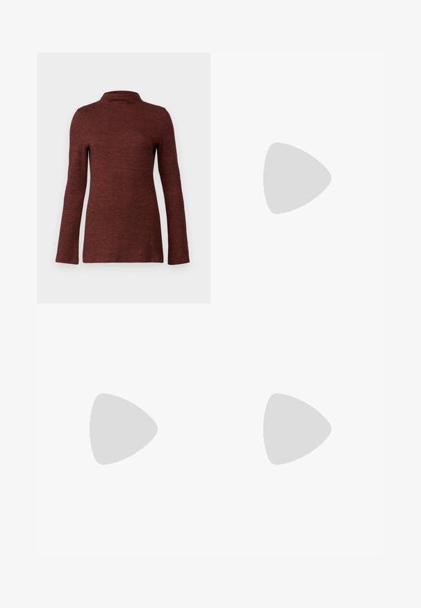 Ilgi piedurkņu turtleneck topi ar tekstūras efektu rūsas krāsā, ar pieguļošu siluetu un gludu, mīkstu audumu.; Balts ribots garām piedurknēm krekls ar apaļu kakla izgriezumu. Izgatavots no elastīga auduma, kas pieguļ ķermenim. Iezīmējas ar smalkām horizontālām līnijām.; Melna, plaša kāju bikses ar baltām vertikālām svītrām, ar elastīgu jostu komfortam un gludu, mīkstu tekstūru.; Ādas blokveida papēžu kurpes ar spīguļojošu tumši sarkanu apdari, aprīkotas ar sprādzi un noapaļotu purngali. Teksturēts zole labākai saķerei.