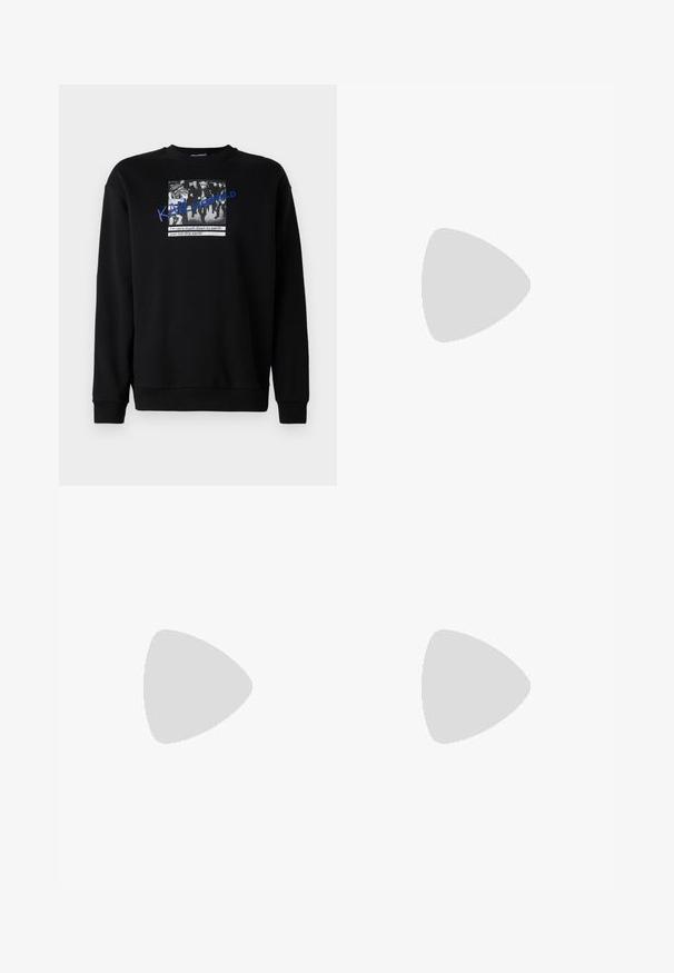 Sudadera negra de algodón con cuello redondo. Cuenta con una impresión gráfica de una multitud y texto azul que dice "KARL LAGERFELD" superpuesto a la imagen.; Pantalones negros ajustados con corte recto, hechos de tejido suave. Presentan trabillas y detalle de pliegue en la parte frontal.; Zapatillas de cuero blanca con un acabado suave, punta redondeada, cordones planos y una suela texturada. Acento de ante gris en el talón.; Gafas de sol de plástico transparente con lentes marrones rectangulares, que cuentan con finas varillas transparentes y acentos metálicos en las patillas.