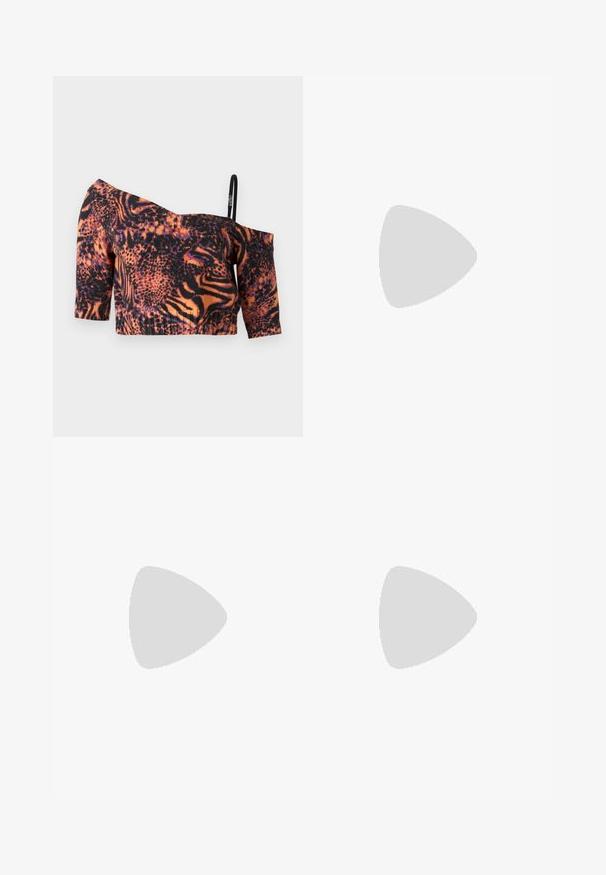 Off-Shoulder-Crop-Top mit lebendigem orange-schwarzem Tiermotiv, kurzen Ärmeln, gerippter Textur und dünnem verstellbarem Träger.; Schwarze Cargo-Hosen mit elastischem Bund, lockerer Passform, leichtem Stoff, Seitentaschen und dezent strukturiertem Finish.; Rote Wildledersneaker mit weißen Akzenten, aus strukturiertem Material, mit runder Zehenpartie und einem goldenen Logo an der Seite, getragen mit schwarzen Hosen.; Schwarze Lederhandtasche mit geflochtenen Tragegriffen, texturiertem Oberflächen, einem Reißverschluss-Frontfach und dekorativen Fransenakzenten. Kompakte und strukturierte Form.
