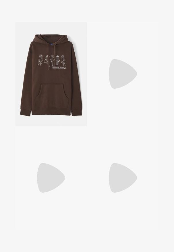 Bruine hoodie met een trekkoordcapuchon, een voorkatoen, en een ontwerp in witte lijntekeningen die figuren weergeven. Bevat het logo "KID SUPER STUDIOS".; Lichtbeige katoenen t-shirt met een ronde hals, korte mouwen en een linkerk borstzak met een subtiele logo patch. Glad textuur.; Bruine corduroy broek met een elastische tailleband en drawstring, zijzakken en rechte pijpen met een gestructureerde ribbel.; Bruine leren sneaker met een ronde neus, bruine veters en een beige rubberen zool. Heeft minimale branding aan de zijkant.