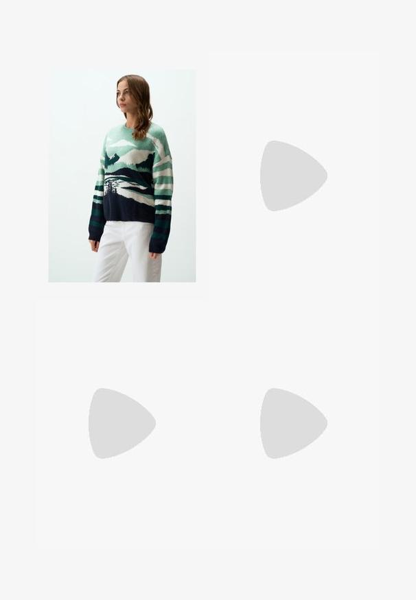 Gebreide sweater met een berglandschap in groen, marineblauw en wit. Het ontwerp bevat textuurrijke strepen en heeft een relaxte pasvorm.; Effen wit T-shirt van katoen met een ronde hals, korte mouwen en een relaxte pasvorm. Glad textuur zonder patronen of accenten.; Lichtblauwe rechte spijkerbroek van denim. Voorzien van voorzakken, een ritssluiting met een knoop, en zichtbare stiksels langs de naden.; Blauwe suède sneakers met witte strepen, rode en blauwe accenten, en een gumrubberen zool. Kenmerkend zijn het gestructureerde materiaal en het klassieke atletische ontwerp.