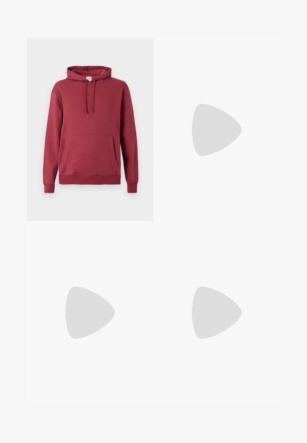 Punainen huppari, jossa on etupuolella kengurupussi, nyörillinen huppu, ribbireunat hihansuissa ja helman kohdalla sekä huomaamaton brodeerattu logo rinnassa.; Vaaleansininen farkut, joissa on korkea vyötärö, etunappi, vetoketju ja viisi taskua, asetettu tasaisesti neutraalille taustalle.; Valkoiset lenkkarit mustilla ja harmailla yksityiskohdilla, joissa on teksturoitu harmaa kärki, musta kumipohja ja litteät valkoiset nauhat. Siisti muotoilu, minimalistinen tyyli.; Mustakulmainen nahkainen olkalaukku, jossa on vetoketjukiinnitys, teksturoitu pinta, valkoiset ompeleet ja hihna, jossa on hopeiset niitit.