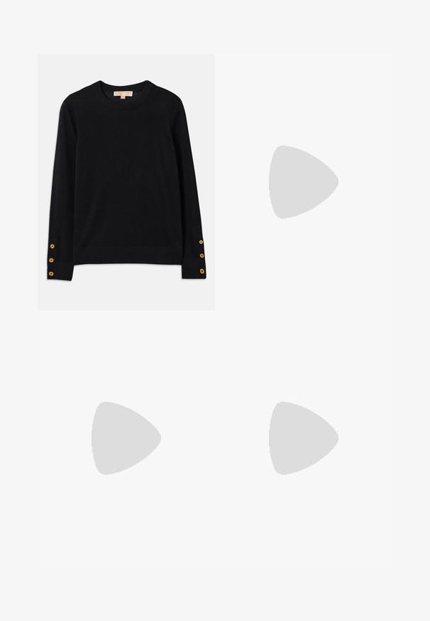 Pull noir en tissu doux, avec un décolleté rond et des manches longues. Boutons en or remarquables aux poignets. Design simple.; Pantalons noirs à jambes larges avec une finition lisse, un devant plat, des passants de ceinture et une fermeture à un bouton à la taille.; Chaussure slingback en cuir noir avec un bout pointu, un petit talon et un détail de boucle décoratif sur le dessus. Texture lisse, design minimaliste.; Sac en cuir noir porté en travers avec deux poches avant, boucles dorées, fermeture zippée et une sangle fine. Surface texturée et forme rectangulaire compacte.