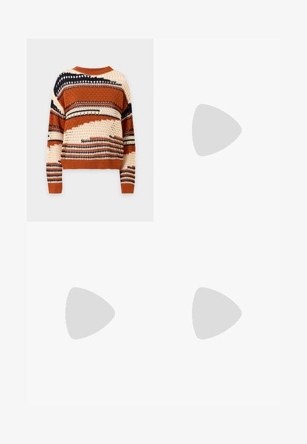 VILA VIFILINA O NECK - Neule - birch/black/brown; Vaaleansiniset leveälahkeiset farkut, joissa on korkea vyötärö, viisi taskua ja hennosti haalistuva sävy kohti lahkeiden reunaa.; Ruske nahkasaappaat, joissa on terävä kärki ja laatikkokorko, varustettu yksityiskohtaisella ompelulla ja kohotetuilla yksityiskohdilla varsiosassa.; Pieni kerma beige käsilaukku, jossa on teksturoitu pinta, pitkä säädettävä olkahihna, ketjua korostava yksityiskohta ja läppälukko. Kultaista metalliosaa.; Hope hopea, joissa on kierren muotoilu, kiiltävä pinta ja takana kiinnitettävä suljin. Halkaisija noin 3 cm.