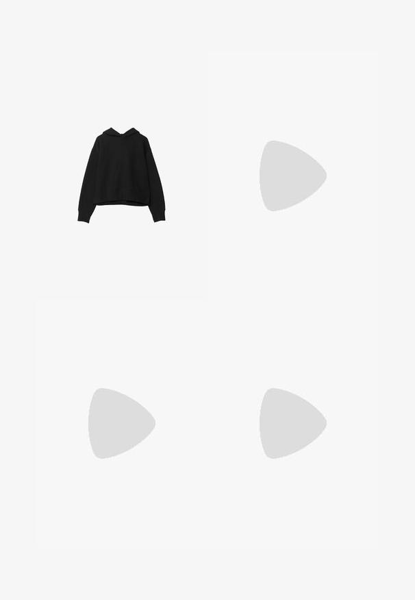 Stradivarius Huppari - black; Bershka WIDE-LEG - Leveälahkeiset - black; Bershka Korolliset sandaalit - black; Mustekko mustasta kiiltonahasta valmistettu käsilaukku, jossa on kaareva muoto, yksi olkahihna, etutaskut ja hopeanväriset yksityiskohdat.